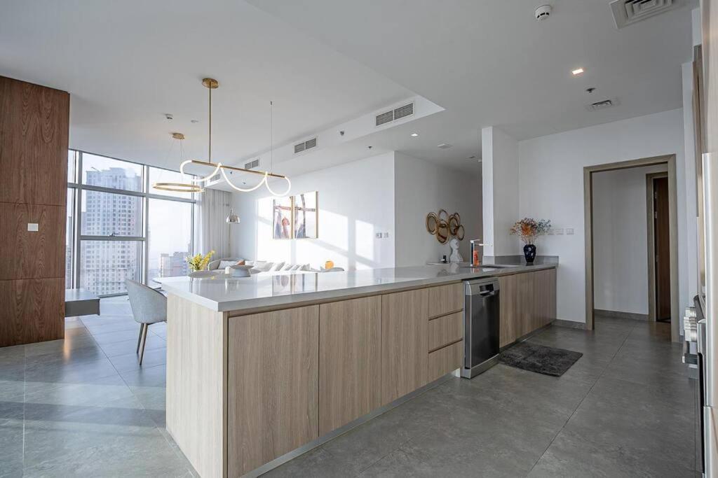 Top-notch 3br In Stella Maris Tower In Marina