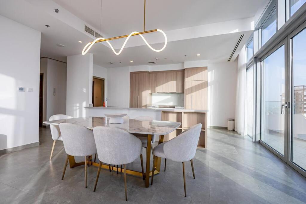 Top-notch 3br In Stella Maris Tower In Marina