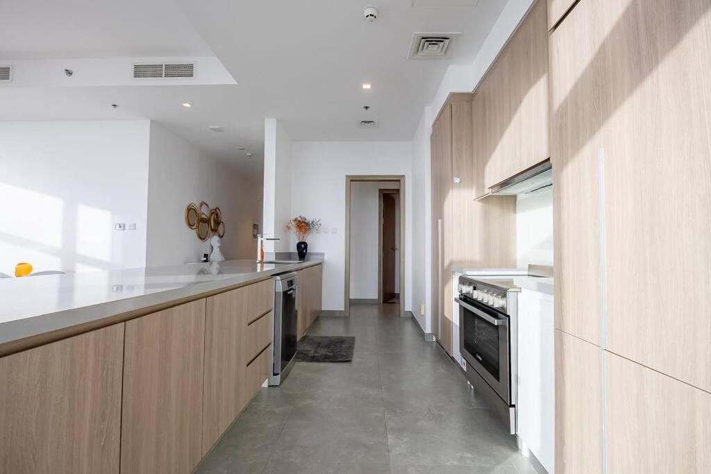 Top-notch 3br In Stella Maris Tower In Marina